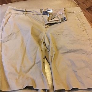Old navy khaki Bermuda shorts size 6